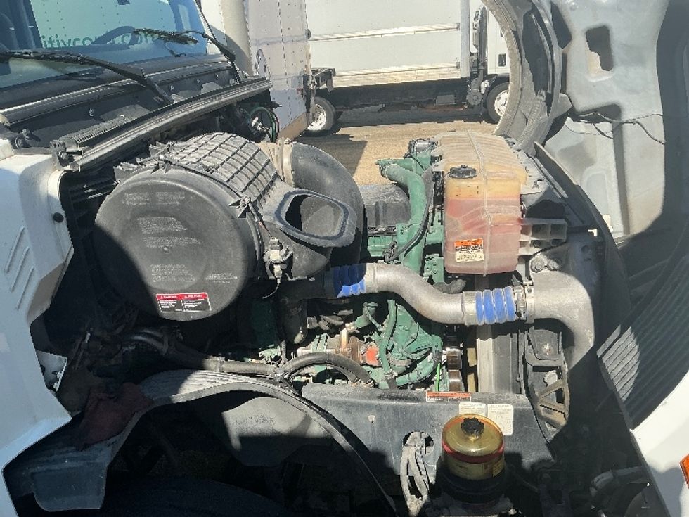 Sleeper Tractor-Heavy Duty Tractors-Volvo-2023-VNL64760-Baton Rouge-LA-390,238\n\t\tmiles-$ 91,000 - Image 20