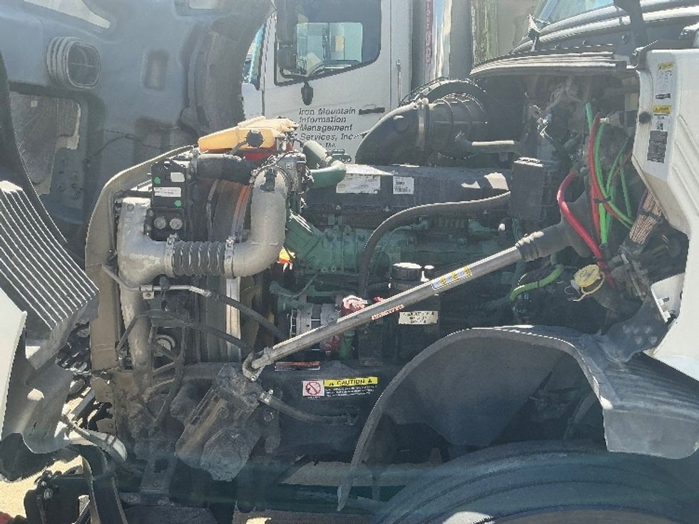 Sleeper Tractor-Heavy Duty Tractors-Volvo-2023-VNL64760-Baton Rouge-LA-390,238\n\t\tmiles-$ 91,000 - Image 21