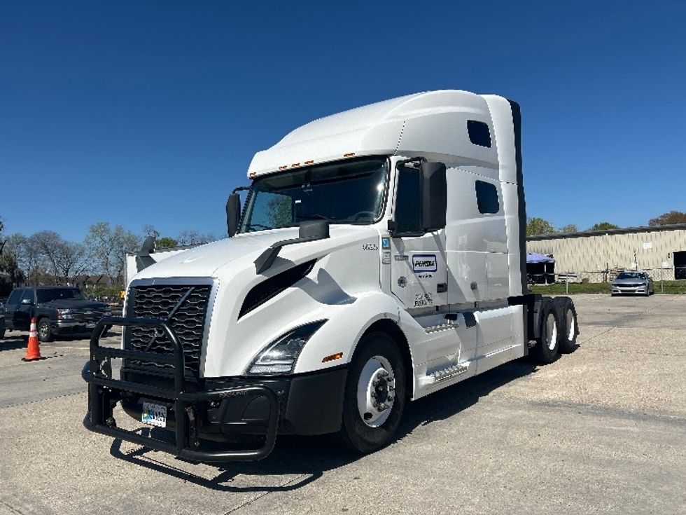 Sleeper Tractor-Heavy Duty Tractors-Volvo-2023-VNL64760-Baton Rouge-LA-390,238\n\t\tmiles-$ 91,000 - Image 3
