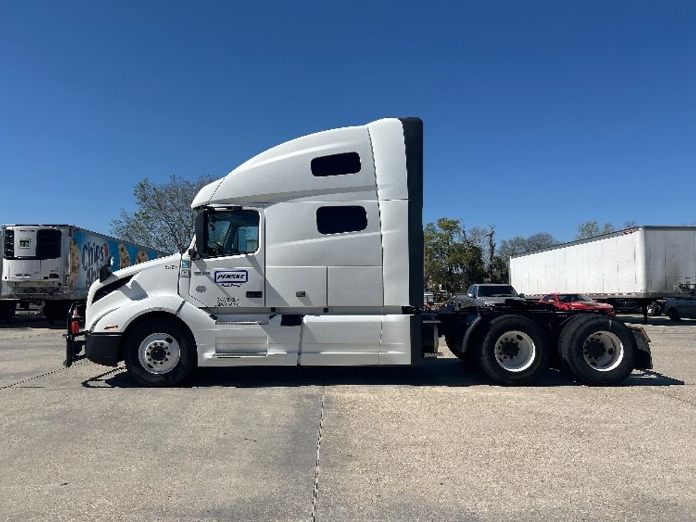 Sleeper Tractor-Heavy Duty Tractors-Volvo-2023-VNL64760-Baton Rouge-LA-390,238\n\t\tmiles-$ 91,000 - Image 4