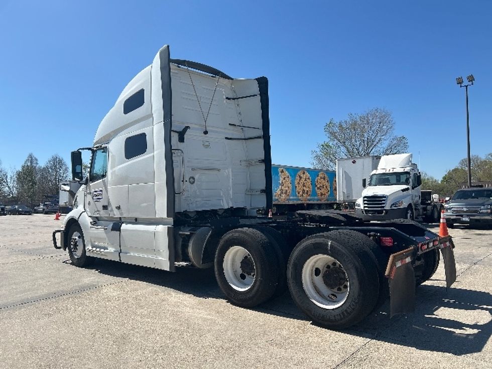 Sleeper Tractor-Heavy Duty Tractors-Volvo-2023-VNL64760-Baton Rouge-LA-390,238\n\t\tmiles-$ 91,000 - Image 5