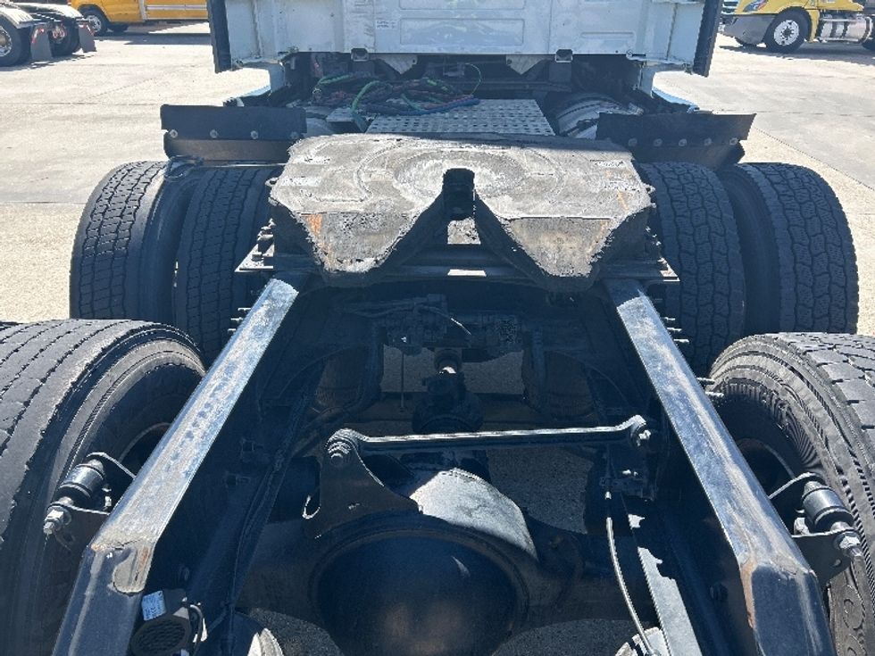 Sleeper Tractor-Heavy Duty Tractors-Volvo-2023-VNL64760-Baton Rouge-LA-390,238\n\t\tmiles-$ 91,000 - Image 6