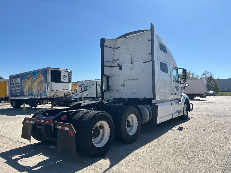 Sleeper Tractor-Heavy Duty Tractors-Volvo-2023-VNL64760-Baton Rouge-LA-390,238\n\t\tmiles-$ 91,000 - Image 7