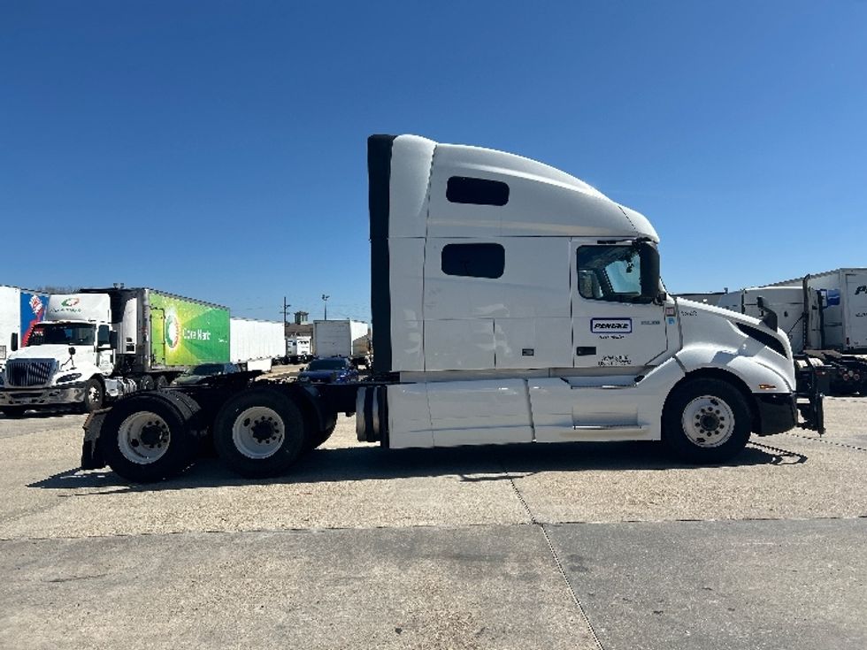 Sleeper Tractor-Heavy Duty Tractors-Volvo-2023-VNL64760-Baton Rouge-LA-390,238\n\t\tmiles-$ 91,000 - Image 8