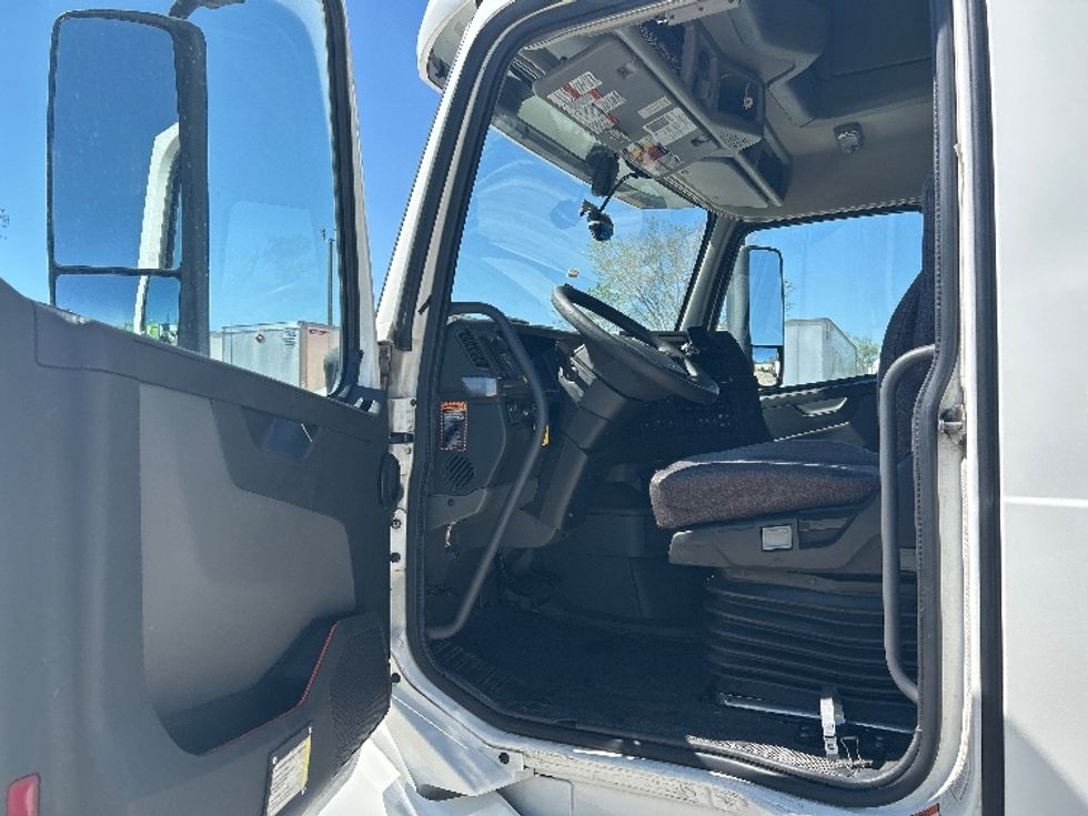Sleeper Tractor-Heavy Duty Tractors-Volvo-2023-VNL64760-Baton Rouge-LA-390,238\n\t\tmiles-$ 91,000 - Image 9