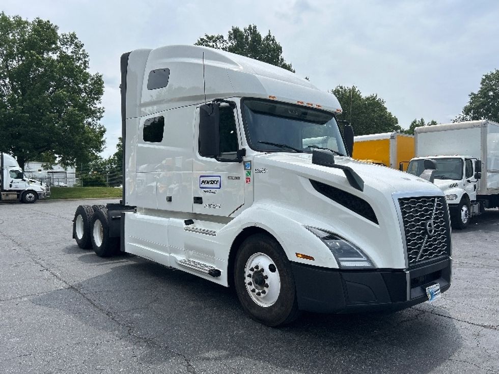 Sleeper Tractor-Heavy Duty Tractors-Volvo-2023-VNL64760-Charlotte-NC-326,652\n\t\tmiles-$ 99,500 - Image 1