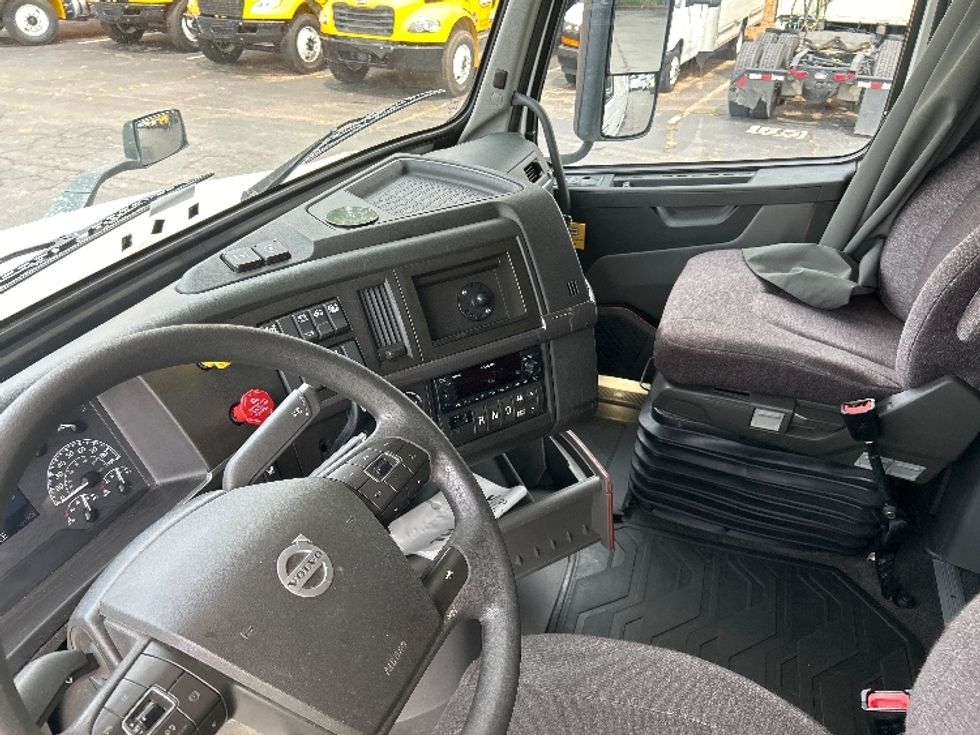 Sleeper Tractor-Heavy Duty Tractors-Volvo-2023-VNL64760-Charlotte-NC-326,652\n\t\tmiles-$ 99,500 - Image 10