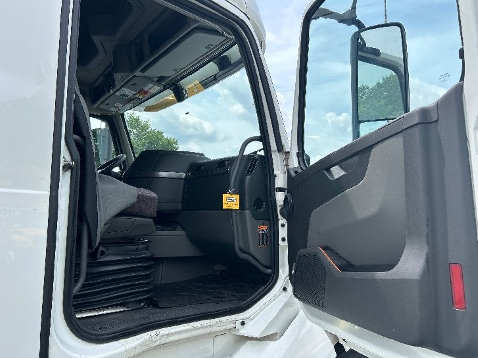 Sleeper Tractor-Heavy Duty Tractors-Volvo-2023-VNL64760-Charlotte-NC-326,652\n\t\tmiles-$ 99,500 - Image 13