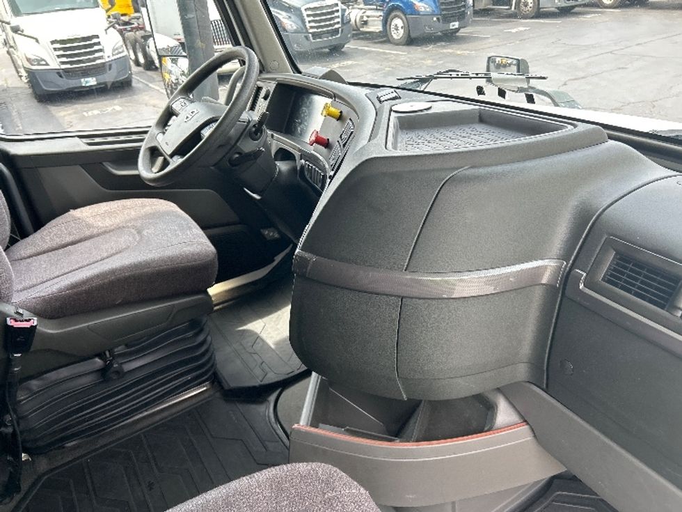 Sleeper Tractor-Heavy Duty Tractors-Volvo-2023-VNL64760-Charlotte-NC-326,652\n\t\tmiles-$ 99,500 - Image 15