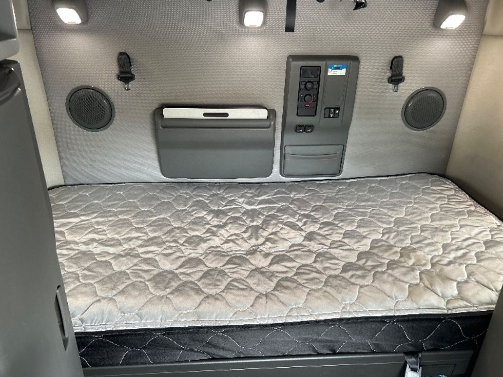 Sleeper Tractor-Heavy Duty Tractors-Volvo-2023-VNL64760-Charlotte-NC-326,652\n\t\tmiles-$ 99,500 - Image 16