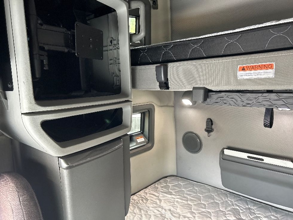 Sleeper Tractor-Heavy Duty Tractors-Volvo-2023-VNL64760-Charlotte-NC-326,652\n\t\tmiles-$ 99,500 - Image 19