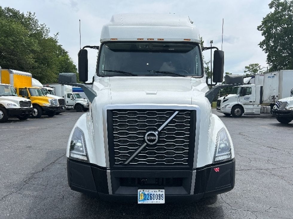 Sleeper Tractor-Heavy Duty Tractors-Volvo-2023-VNL64760-Charlotte-NC-326,652\n\t\tmiles-$ 99,500 - Image 2