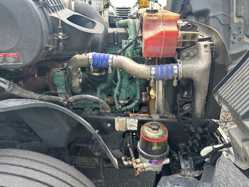 Sleeper Tractor-Heavy Duty Tractors-Volvo-2023-VNL64760-Charlotte-NC-326,652\n\t\tmiles-$ 99,500 - Image 20