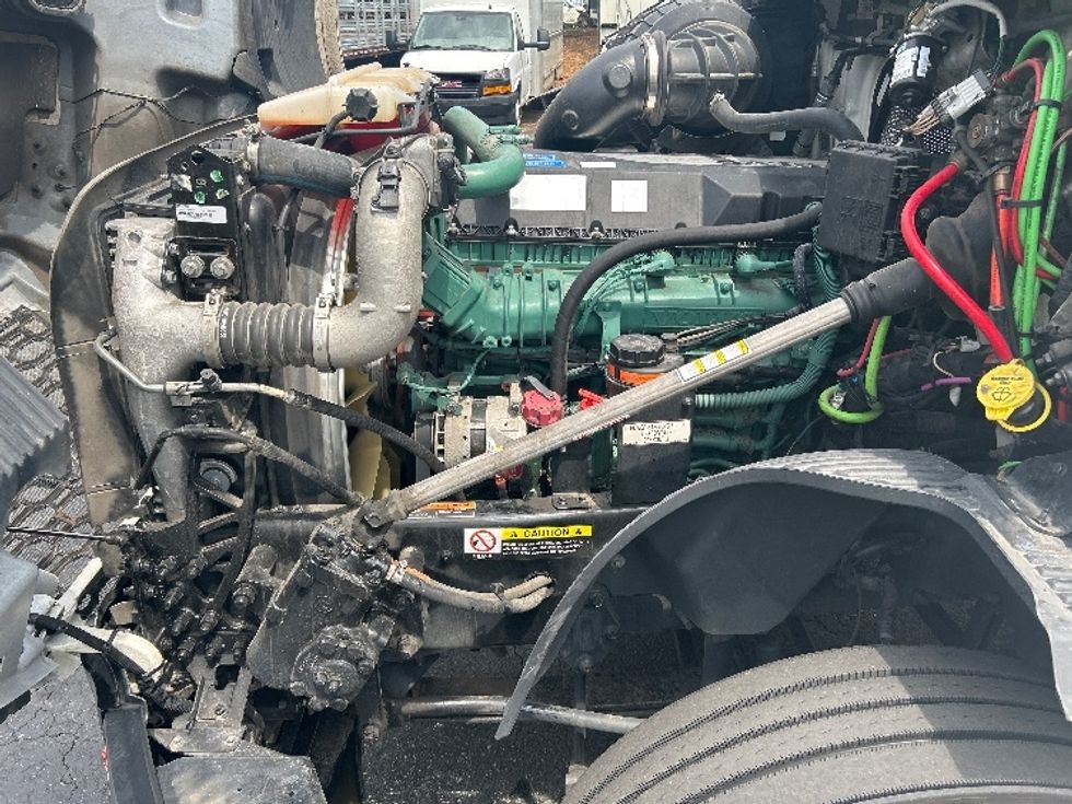Sleeper Tractor-Heavy Duty Tractors-Volvo-2023-VNL64760-Charlotte-NC-326,652\n\t\tmiles-$ 99,500 - Image 21
