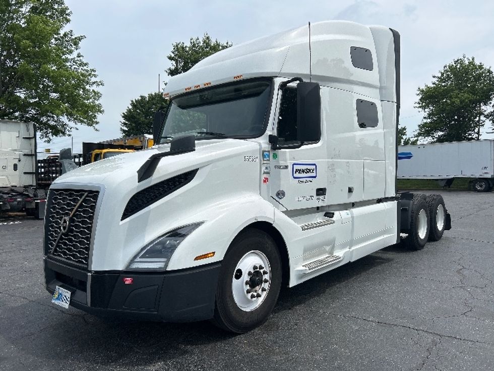 Sleeper Tractor-Heavy Duty Tractors-Volvo-2023-VNL64760-Charlotte-NC-326,652\n\t\tmiles-$ 99,500 - Image 3