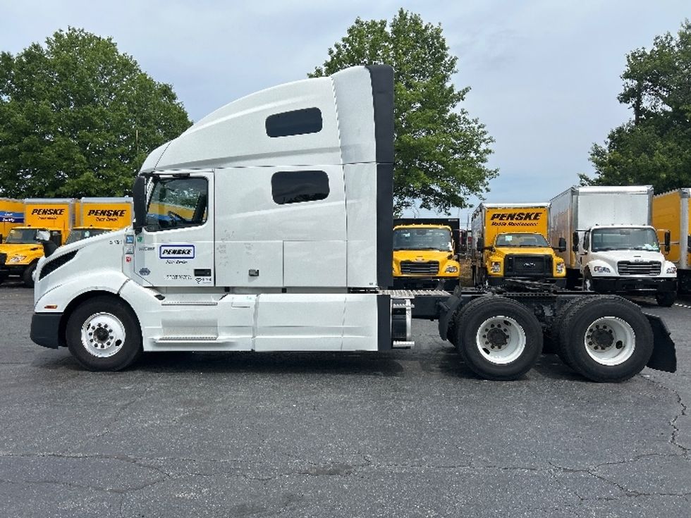 Sleeper Tractor-Heavy Duty Tractors-Volvo-2023-VNL64760-Charlotte-NC-326,652\n\t\tmiles-$ 99,500 - Image 4