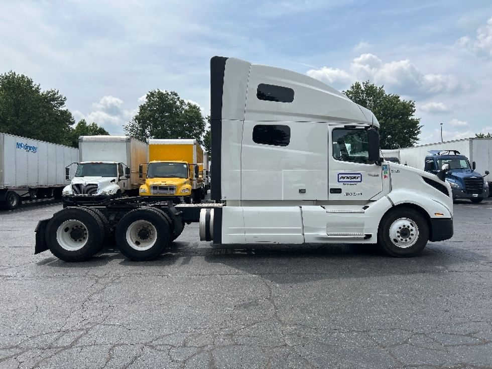 Sleeper Tractor-Heavy Duty Tractors-Volvo-2023-VNL64760-Charlotte-NC-326,652\n\t\tmiles-$ 99,500 - Image 8