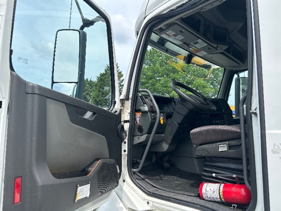 Sleeper Tractor-Heavy Duty Tractors-Volvo-2023-VNL64760-Charlotte-NC-326,652\n\t\tmiles-$ 99,500 - Image 9