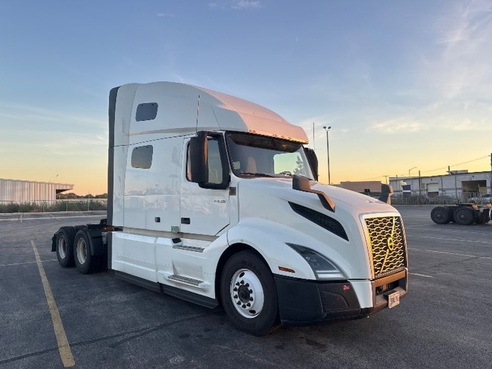 Sleeper Tractor-Heavy Duty Tractors-Volvo-2023-VNL64760-Chicago (Chicago Ridge)-IL-549,890\n\t\tmiles-$ 82,250 - Image 1