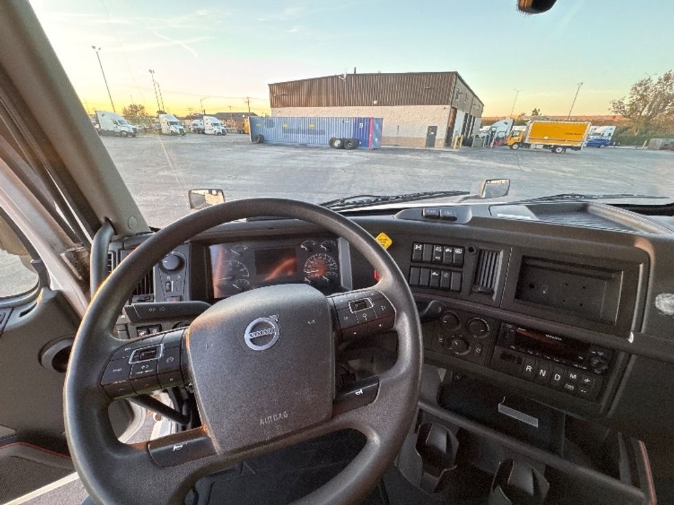 Sleeper Tractor-Heavy Duty Tractors-Volvo-2023-VNL64760-Chicago (Chicago Ridge)-IL-549,890\n\t\tmiles-$ 82,250 - Image 11