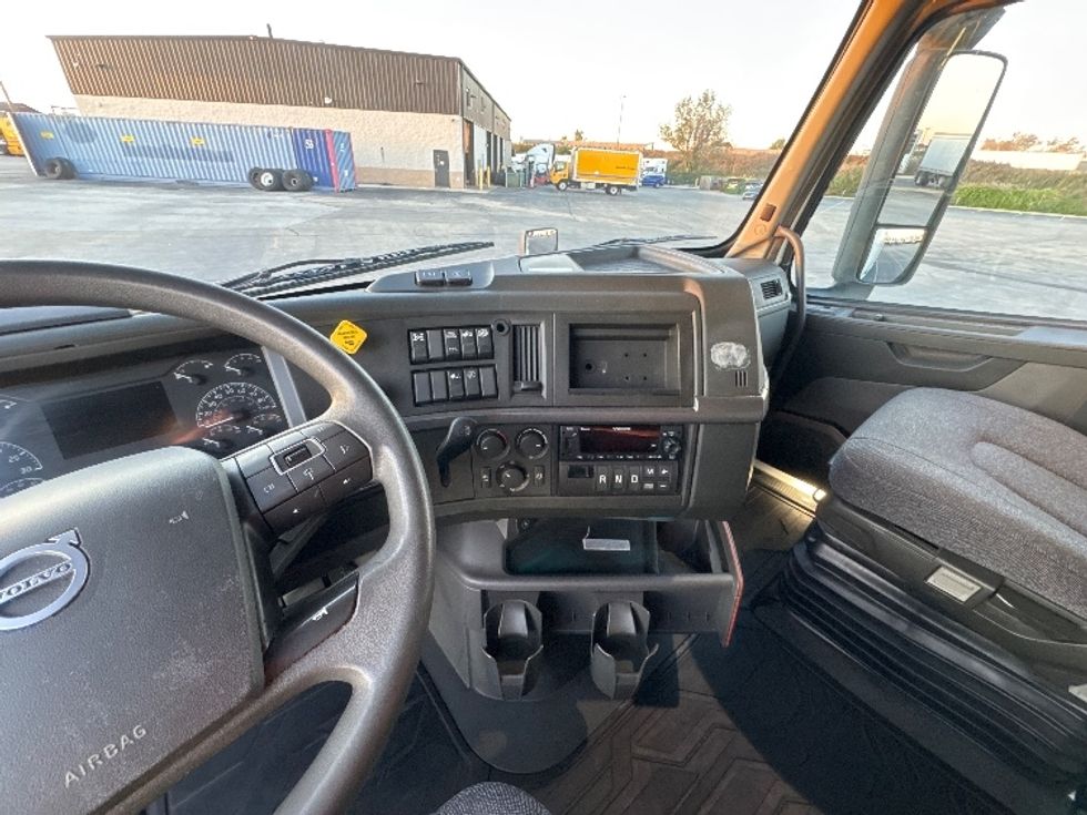 Sleeper Tractor-Heavy Duty Tractors-Volvo-2023-VNL64760-Chicago (Chicago Ridge)-IL-549,890\n\t\tmiles-$ 82,250 - Image 12