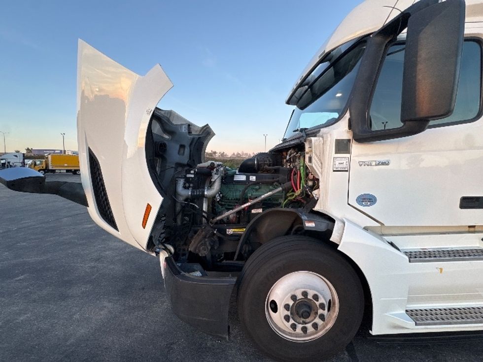 Sleeper Tractor-Heavy Duty Tractors-Volvo-2023-VNL64760-Chicago (Chicago Ridge)-IL-549,890\n\t\tmiles-$ 82,250 - Image 21