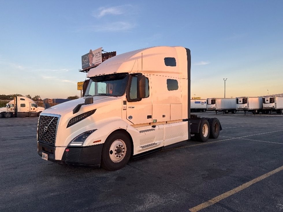 Sleeper Tractor-Heavy Duty Tractors-Volvo-2023-VNL64760-Chicago (Chicago Ridge)-IL-549,890\n\t\tmiles-$ 82,250 - Image 3