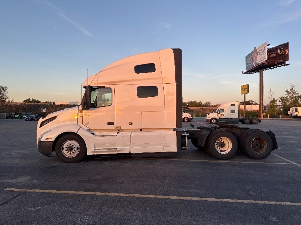 Sleeper Tractor-Heavy Duty Tractors-Volvo-2023-VNL64760-Chicago (Chicago Ridge)-IL-549,890\n\t\tmiles-$ 82,250 - Image 4