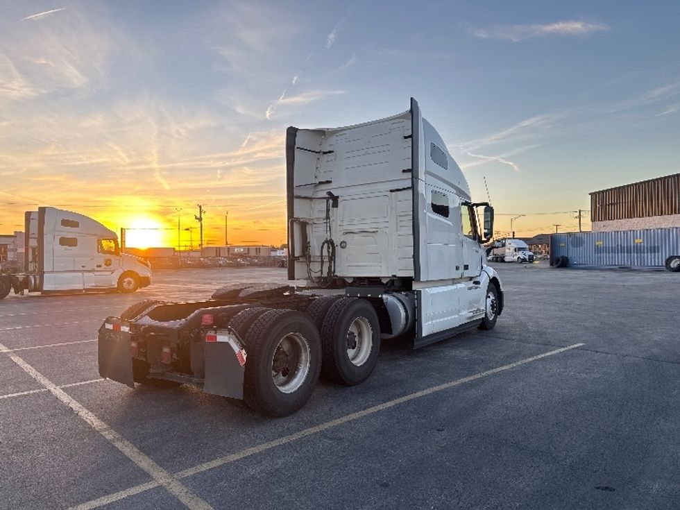 Sleeper Tractor-Heavy Duty Tractors-Volvo-2023-VNL64760-Chicago (Chicago Ridge)-IL-549,890\n\t\tmiles-$ 82,250 - Image 7