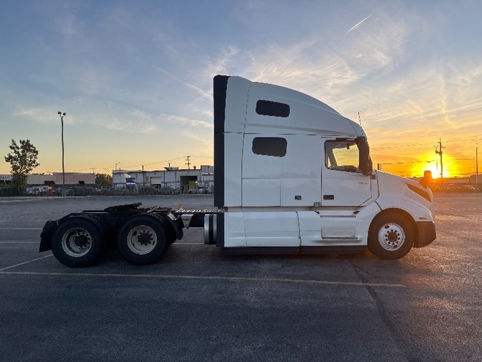 Sleeper Tractor-Heavy Duty Tractors-Volvo-2023-VNL64760-Chicago (Chicago Ridge)-IL-549,890\n\t\tmiles-$ 82,250 - Image 8