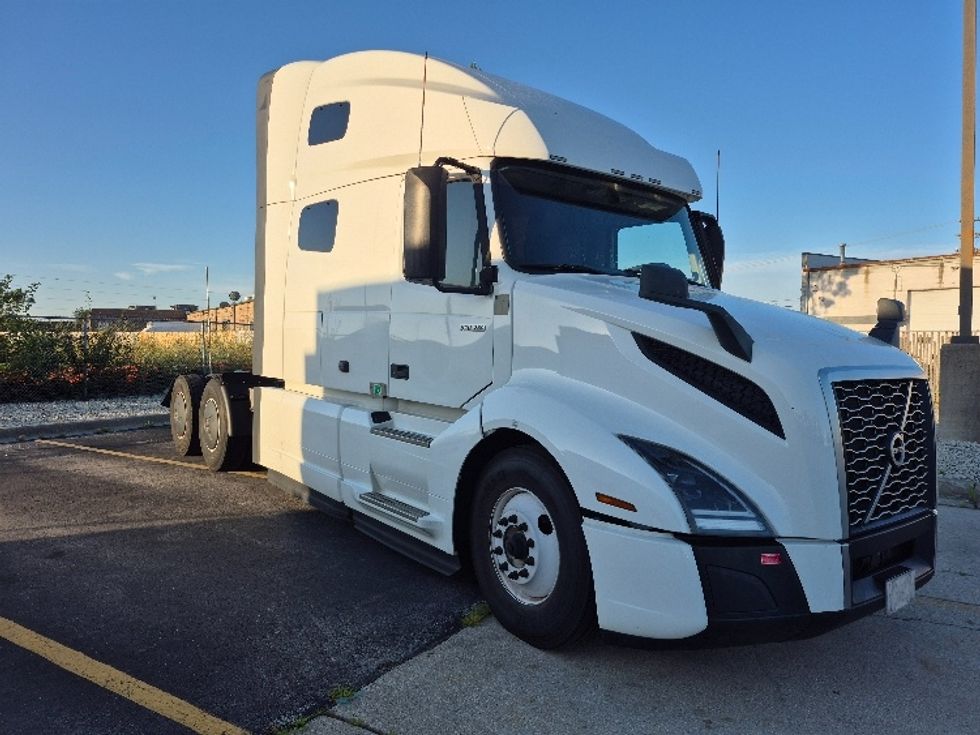 Sleeper Tractor-Heavy Duty Tractors-Volvo-2023-VNL64760-Chicago (Chicago Ridge)-IL-556,707\n\t\tmiles-$ 81,750 - Image 1