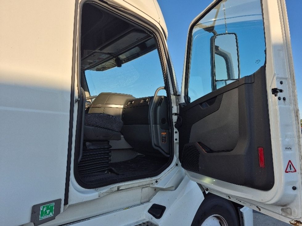 Sleeper Tractor-Heavy Duty Tractors-Volvo-2023-VNL64760-Chicago (Chicago Ridge)-IL-556,707\n\t\tmiles-$ 81,750 - Image 13