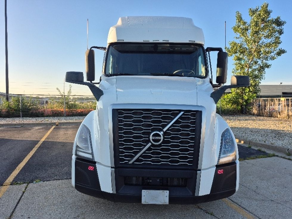 Sleeper Tractor-Heavy Duty Tractors-Volvo-2023-VNL64760-Chicago (Chicago Ridge)-IL-556,707\n\t\tmiles-$ 81,750 - Image 2