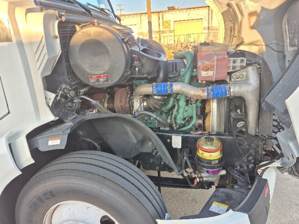 Sleeper Tractor-Heavy Duty Tractors-Volvo-2023-VNL64760-Chicago (Chicago Ridge)-IL-556,707\n\t\tmiles-$ 81,750 - Image 20