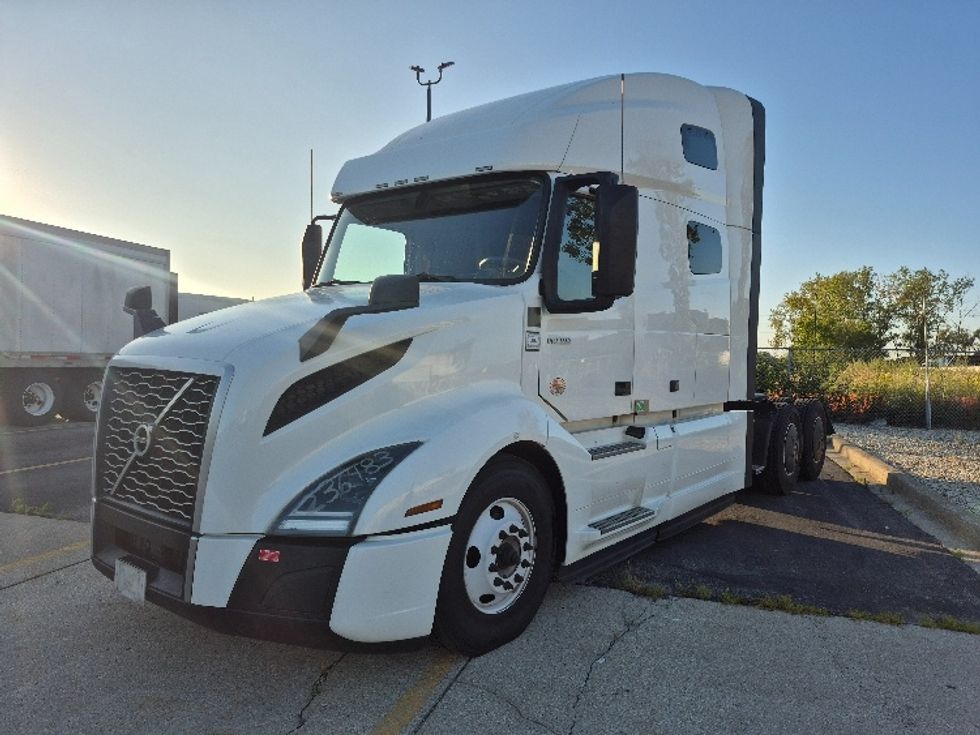 Sleeper Tractor-Heavy Duty Tractors-Volvo-2023-VNL64760-Chicago (Chicago Ridge)-IL-556,707\n\t\tmiles-$ 81,750 - Image 3