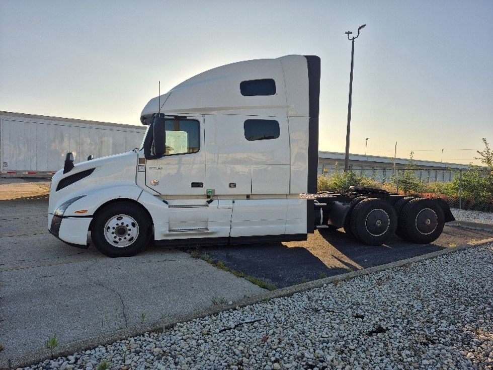 Sleeper Tractor-Heavy Duty Tractors-Volvo-2023-VNL64760-Chicago (Chicago Ridge)-IL-556,707\n\t\tmiles-$ 81,750 - Image 4