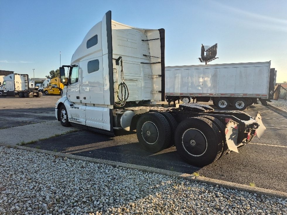 Sleeper Tractor-Heavy Duty Tractors-Volvo-2023-VNL64760-Chicago (Chicago Ridge)-IL-556,707\n\t\tmiles-$ 81,750 - Image 5