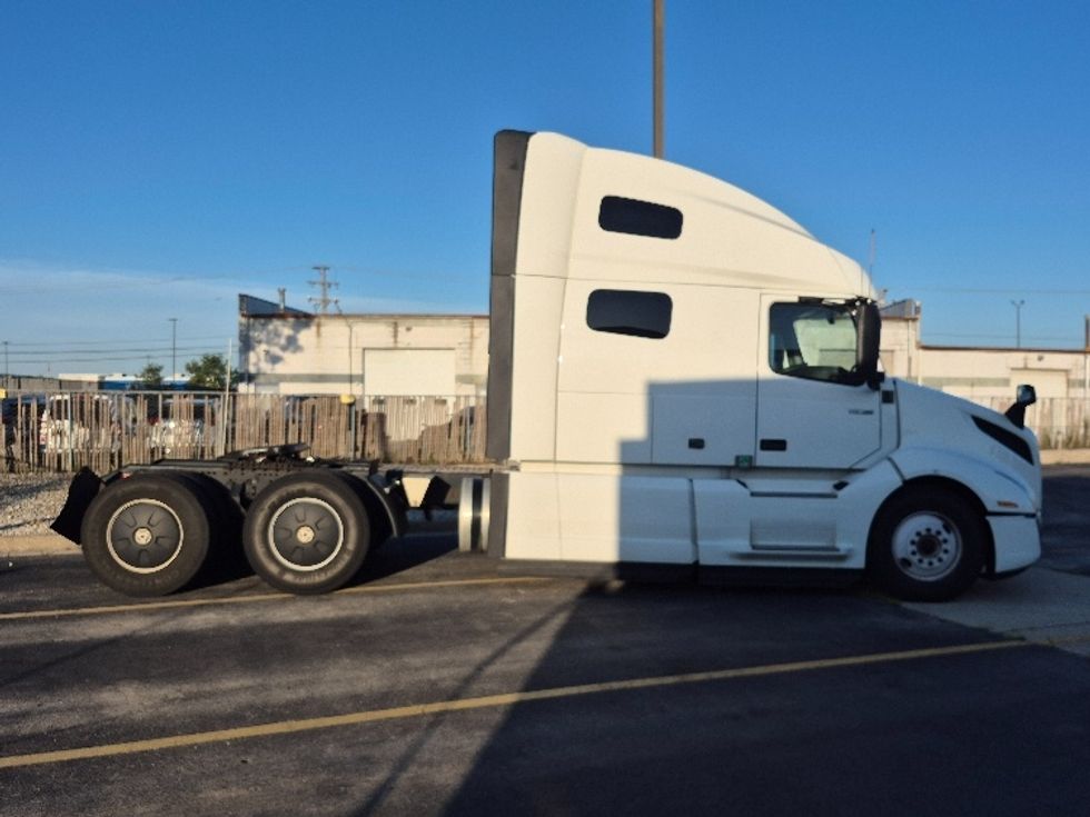 Sleeper Tractor-Heavy Duty Tractors-Volvo-2023-VNL64760-Chicago (Chicago Ridge)-IL-556,707\n\t\tmiles-$ 81,750 - Image 8