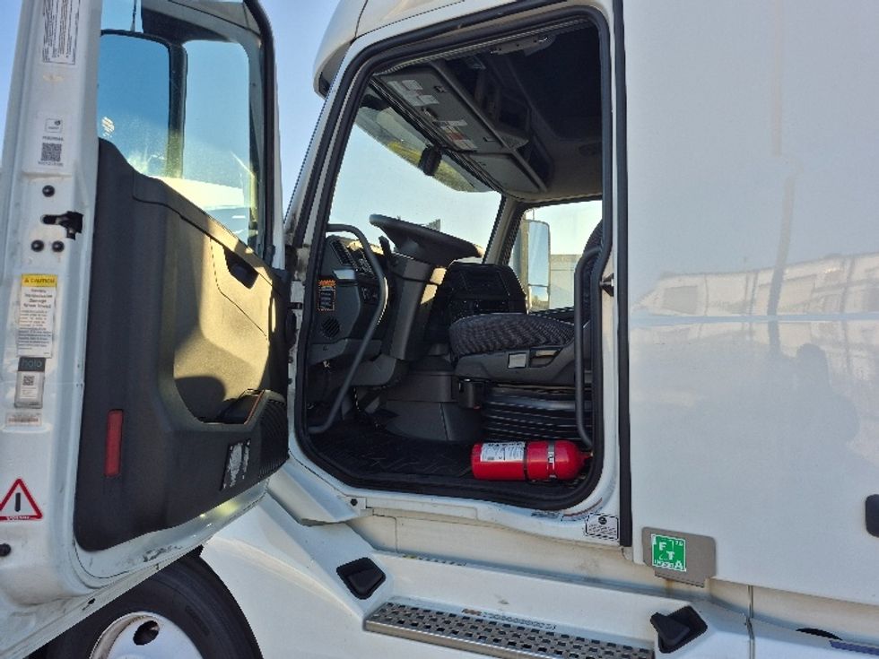 Sleeper Tractor-Heavy Duty Tractors-Volvo-2023-VNL64760-Chicago (Chicago Ridge)-IL-556,707\n\t\tmiles-$ 81,750 - Image 9