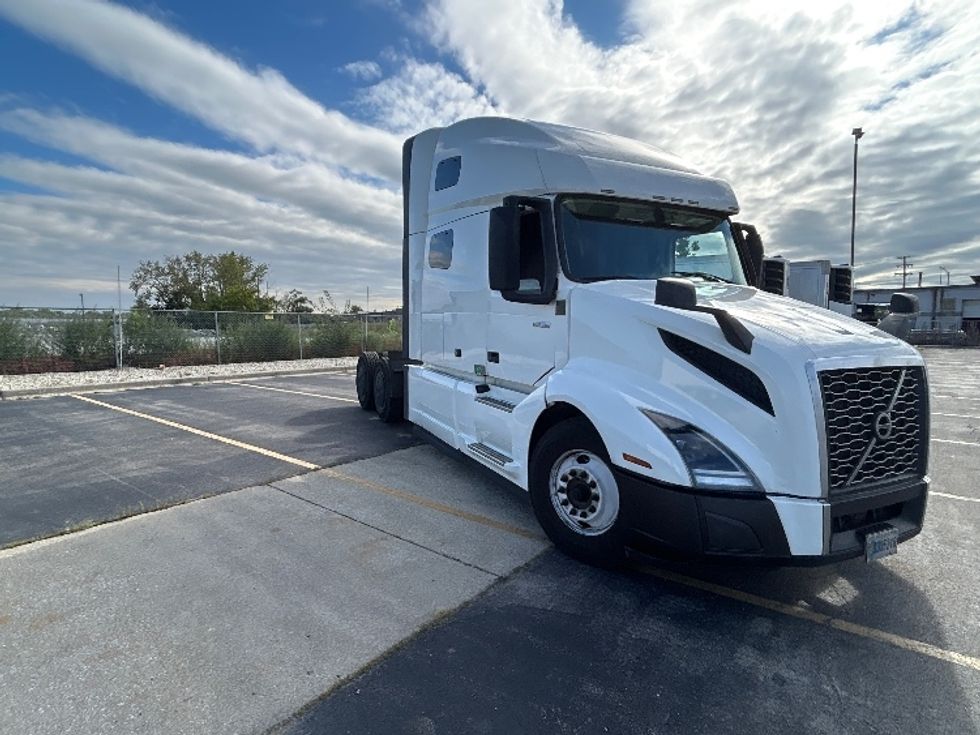 Sleeper Tractor-Heavy Duty Tractors-Volvo-2023-VNL64760-Chicago (Chicago Ridge)-IL-590,312\n\t\tmiles-$ 78,250 - Image 1