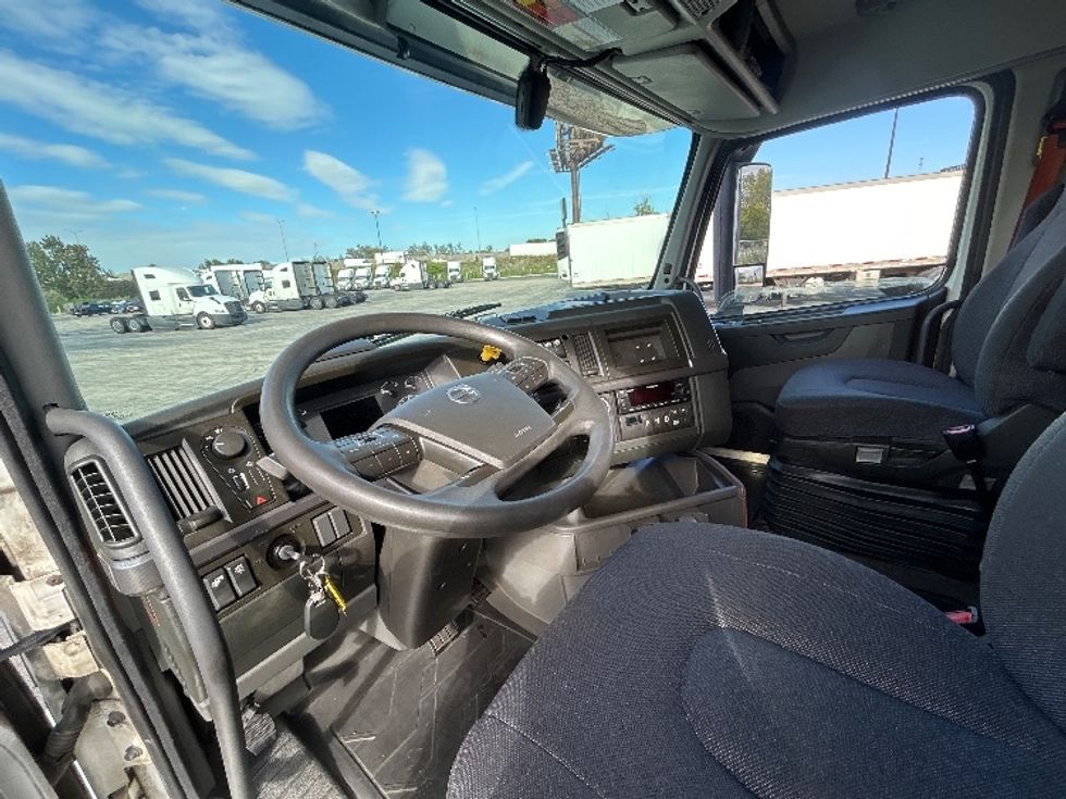 Sleeper Tractor-Heavy Duty Tractors-Volvo-2023-VNL64760-Chicago (Chicago Ridge)-IL-590,312\n\t\tmiles-$ 78,250 - Image 10