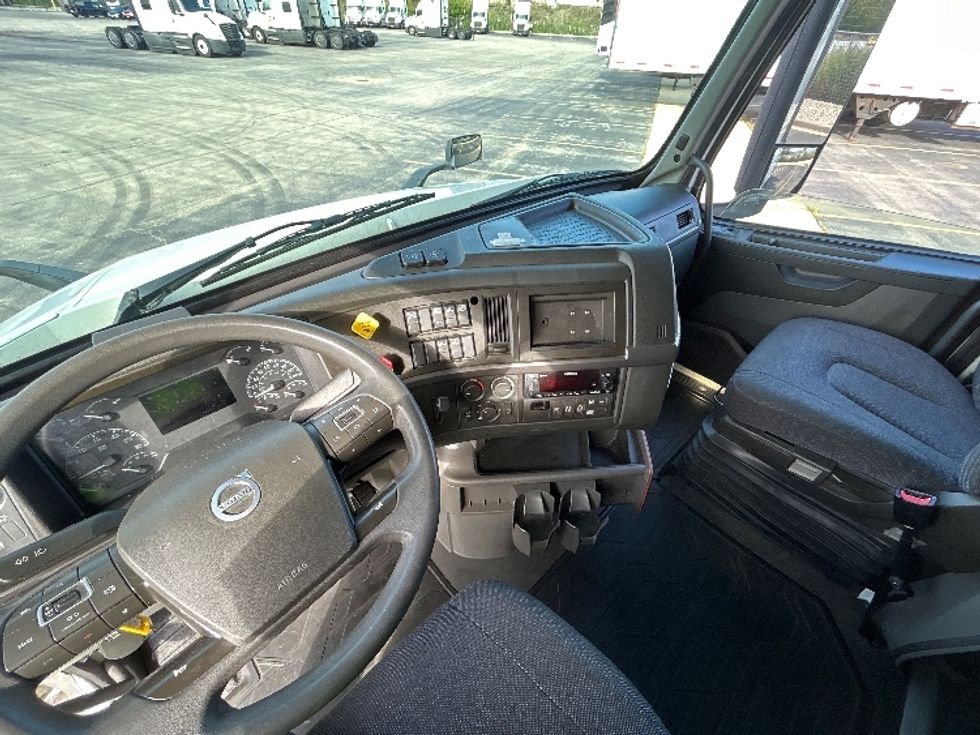 Sleeper Tractor-Heavy Duty Tractors-Volvo-2023-VNL64760-Chicago (Chicago Ridge)-IL-590,312\n\t\tmiles-$ 78,250 - Image 11