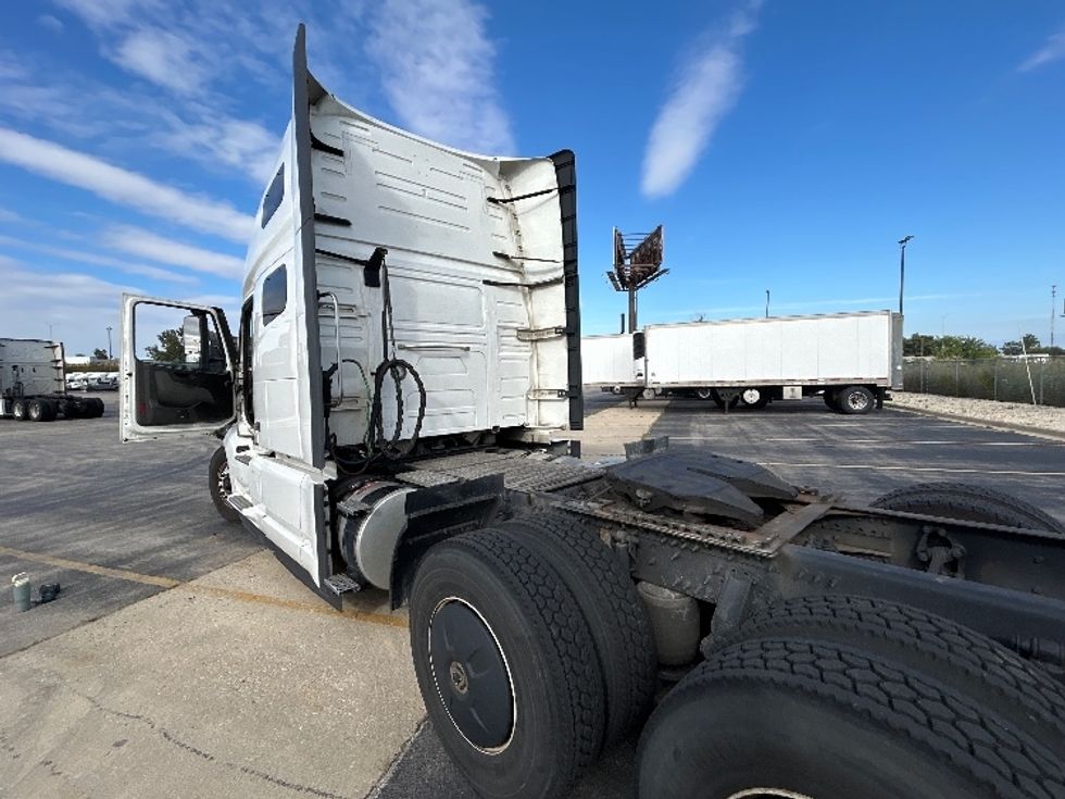 Sleeper Tractor-Heavy Duty Tractors-Volvo-2023-VNL64760-Chicago (Chicago Ridge)-IL-590,312\n\t\tmiles-$ 78,250 - Image 22