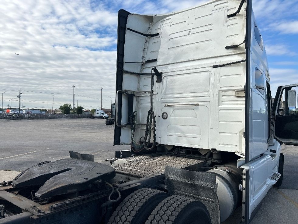 Sleeper Tractor-Heavy Duty Tractors-Volvo-2023-VNL64760-Chicago (Chicago Ridge)-IL-590,312\n\t\tmiles-$ 78,250 - Image 23