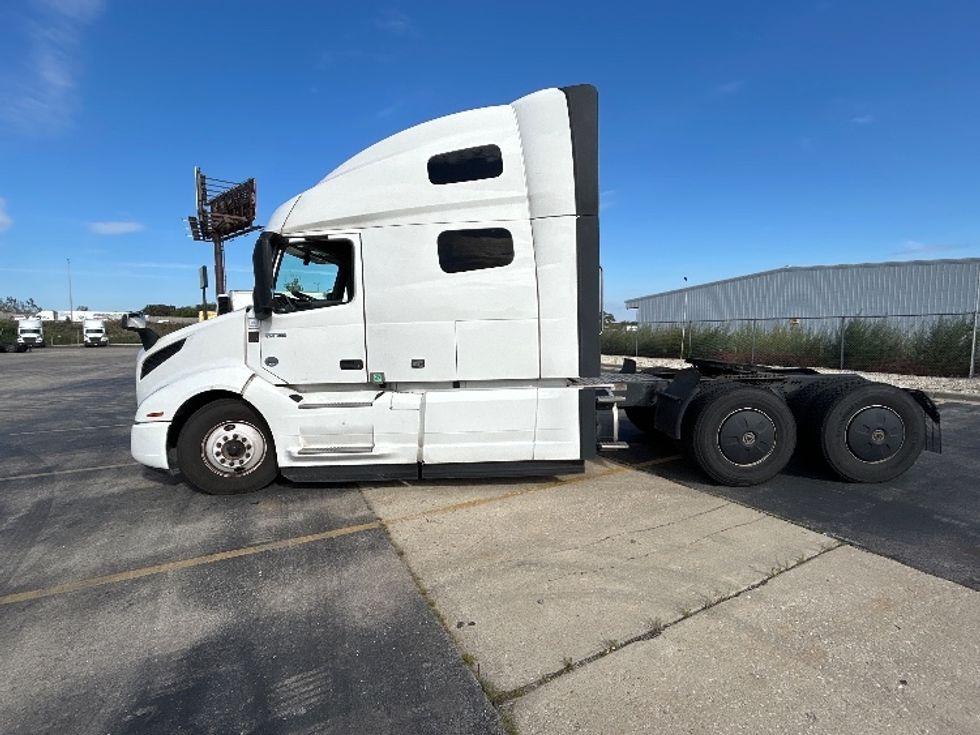 Sleeper Tractor-Heavy Duty Tractors-Volvo-2023-VNL64760-Chicago (Chicago Ridge)-IL-590,312\n\t\tmiles-$ 78,250 - Image 4