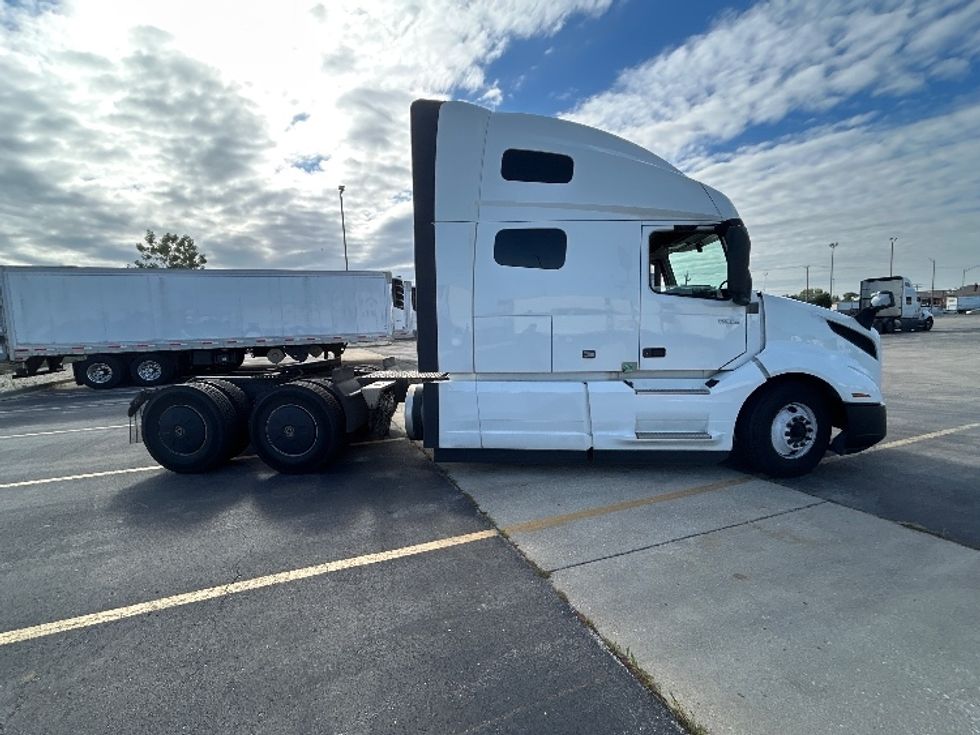 Sleeper Tractor-Heavy Duty Tractors-Volvo-2023-VNL64760-Chicago (Chicago Ridge)-IL-590,312\n\t\tmiles-$ 78,250 - Image 8
