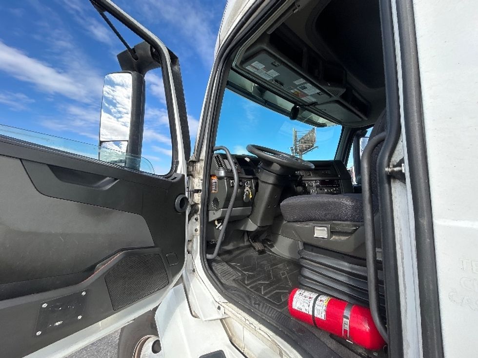 Sleeper Tractor-Heavy Duty Tractors-Volvo-2023-VNL64760-Chicago (Chicago Ridge)-IL-590,312\n\t\tmiles-$ 78,250 - Image 9