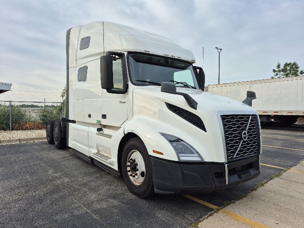 Sleeper Tractor-Heavy Duty Tractors-Volvo-2023-VNL64760-Chicago (Chicago Ridge)-IL-659,571\n\t\tmiles-$ 71,500 - Image 1