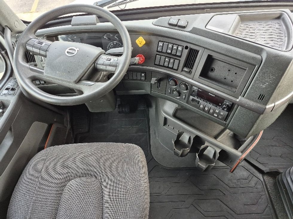 Sleeper Tractor-Heavy Duty Tractors-Volvo-2023-VNL64760-Chicago (Chicago Ridge)-IL-659,571\n\t\tmiles-$ 71,500 - Image 11