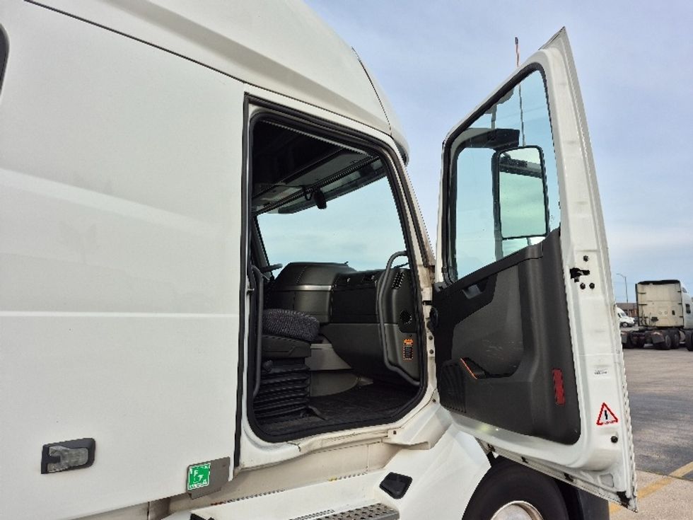 Sleeper Tractor-Heavy Duty Tractors-Volvo-2023-VNL64760-Chicago (Chicago Ridge)-IL-659,571\n\t\tmiles-$ 71,500 - Image 13